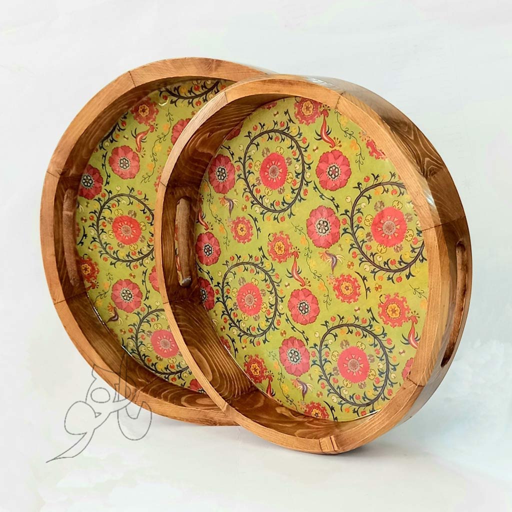 سینی چوبی دایره طرح  زمینه سبز گل قرمزی