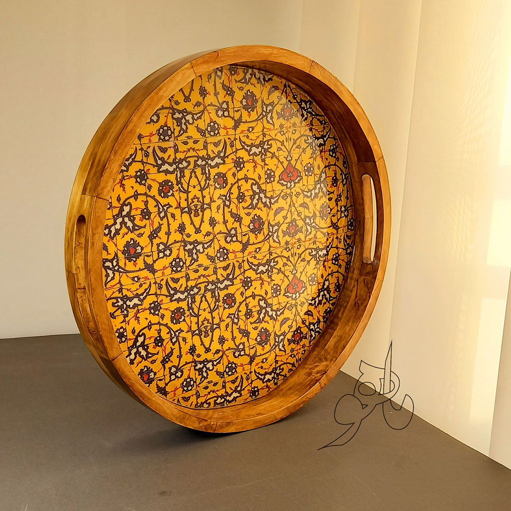 سینی چوبی دایره طرح کاشی اسلیمی زمینه زرد